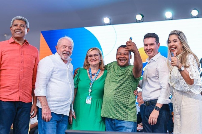 Rita Serrano participa de entrega de unidades do Minha Casa, Minha Vida na Bahia