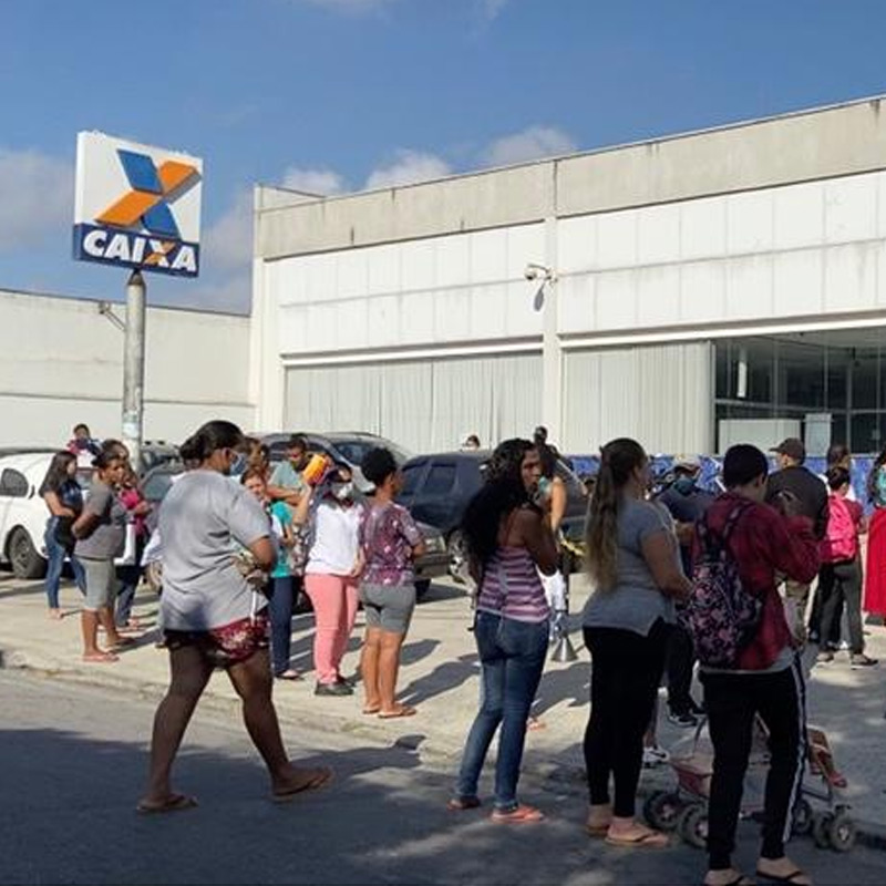 Bancários da Caixa atendem Brasil ´invisível´ e correm alto risco diário durante a pandemia